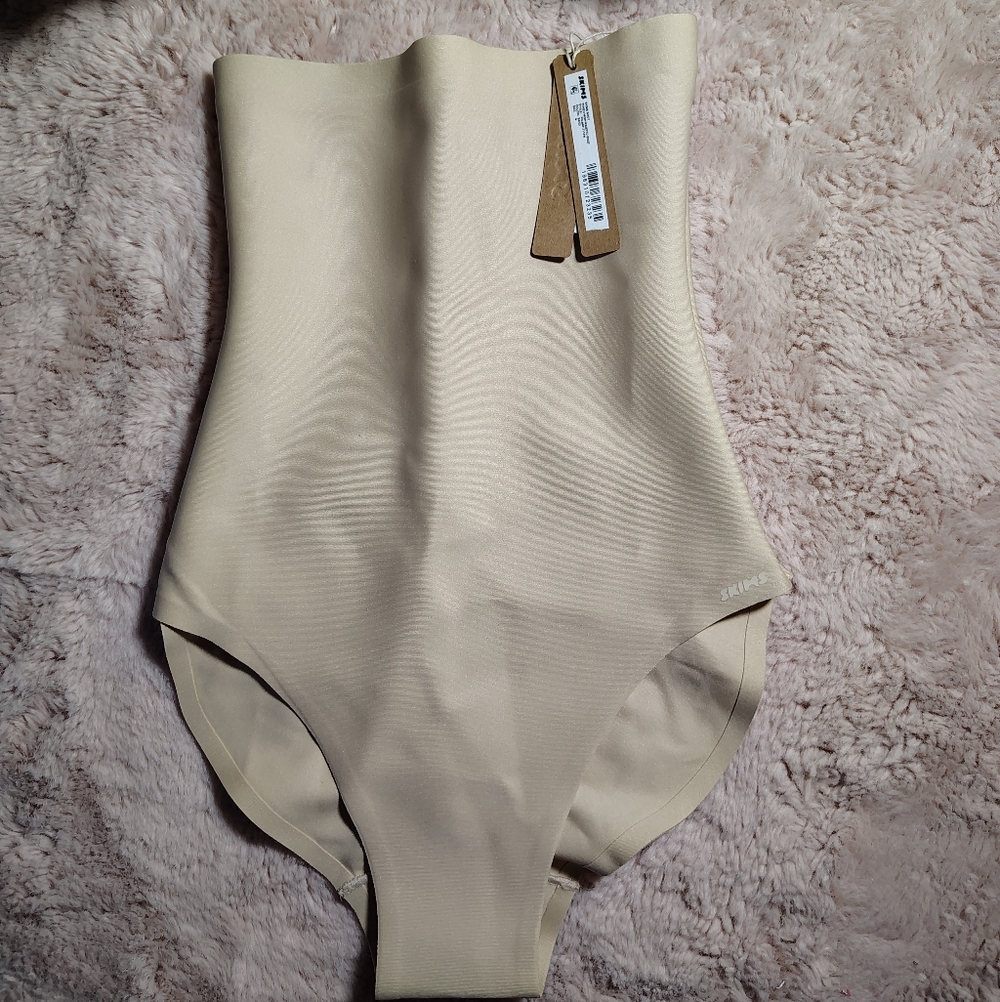 $74 Skims Body Core Sculpting High Waist Brief Medium - Picture 3 of 7